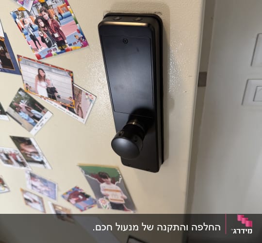מנעול דיגיטלי מותקן על דלת עם תמונות רקע